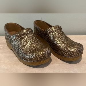 Dansko Clogs Professional Antique Tooled Leather Clogs. Size 39EU/8.5 - 9US